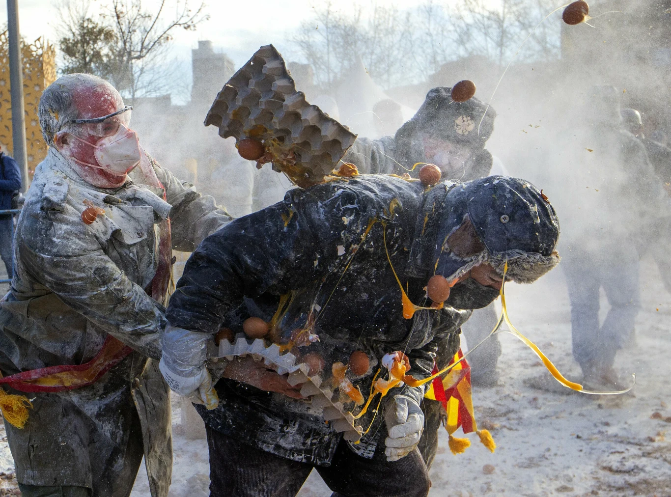 Els Enfarinats jest częścią obchodów większego świata o dużo dłuższej nazwie: Fiestas de Invierno de Ibi, czyli Fiesty Zimowej w Ibi. Początki święta sięgają XVII wieku, ale nie ma dostatecznych wzmianek historycznych, czy już wtedy ludzie obrzucali się mąką czy jajkami.