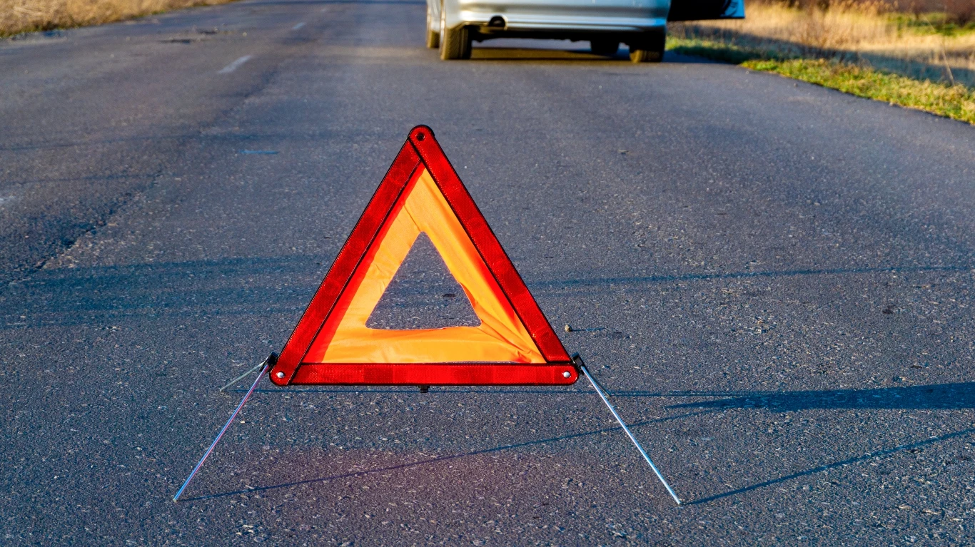 Brak trójkąta oznacza mandat w wysokości 20-500 złotych, a jeśli kierowca nie wystawi go na drogę w momencie awarii pojazdu, może otrzymać także mandat w kwocie 150 zł. Brak trójkąta oznacza mandat w wysokości 20-500 złotych, a jeśli kierowca nie wystawi go na drogę w momencie awarii pojazdu, może otrzymać także mandat w kwocie 150 zł.