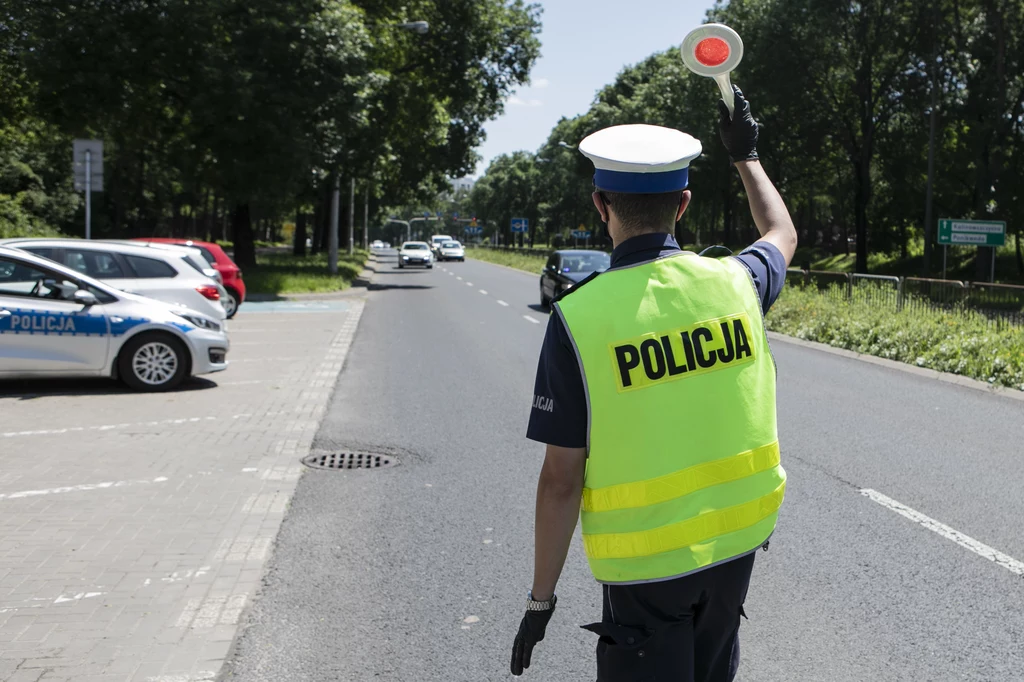 Nagrywając policjanta podczas kontroli drogowej, trzeba uważać na słowa.