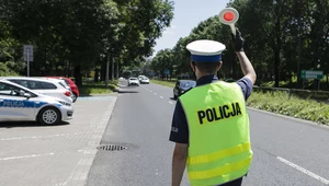 Nagrywając policjanta podczas kontroli drogowej, trzeba uważać na słowa.