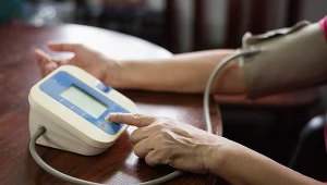 Przyczyny nadciśnienia tętniczego zależą od stylu życia, diety i wieku