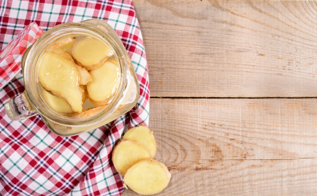 Picie wody z dodatkiem imbiru czy mięty to jeden z naturalnych sposobów na podniesienie ciśnienia