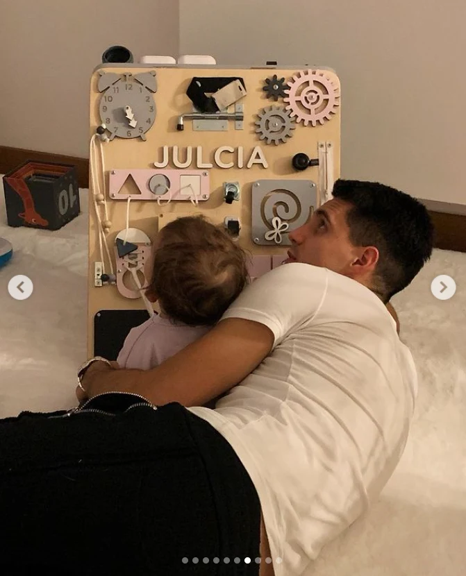 Bartosz Kapustka z dzieckiem