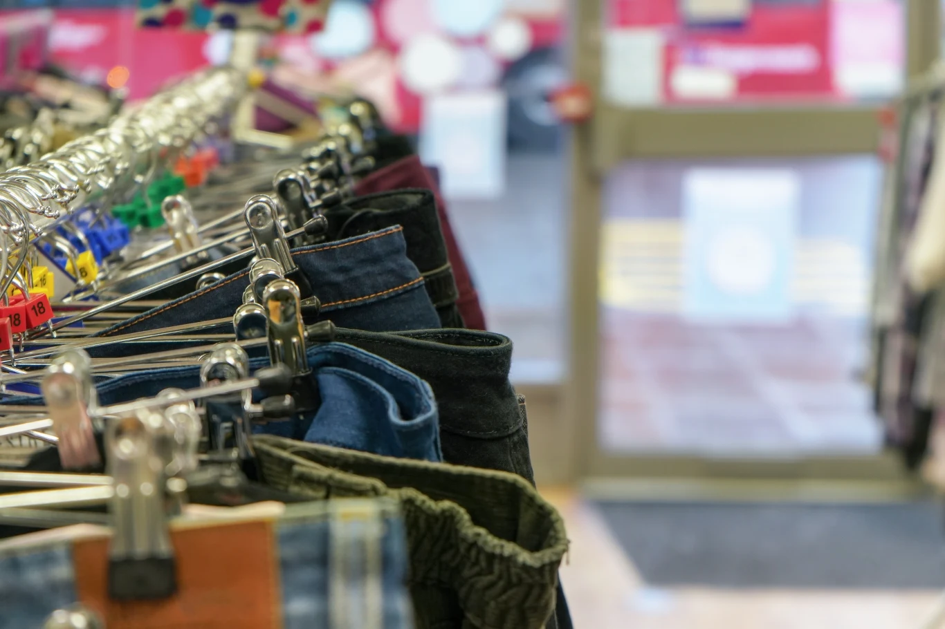 "Cały czas zapominamy, jaką siłę ma drugi obieg – od osiedlowych lumpeksów, po wyselekcjonowane vintage shopy."