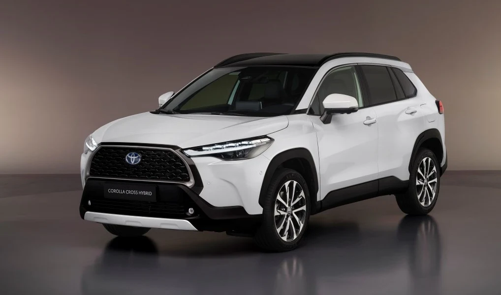 Toyota Corolla Cross debiutowała w 2020 roku, ale producent dopiero teraz zdecydował się zaoferować ją także w Europie. W gamie crossoverów Toyoty zrobi się więc naprawdę ciasno, ale biorąc pod uwagę popularność takich aut, o zainteresowanie Corollą Cross można być spokojnym.