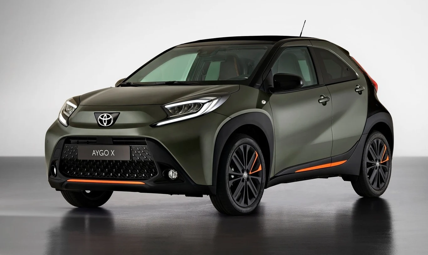 Toyota Aygo X to bardzo ciekawy projekt – podczas gdy Peugeot i Citroen zrezygnowały z wspólnego tworzenia z Japończykami mieszczuchów segmentu A, Toyota zdecydowała się samodzielnie już opracować kolejną jego generację. Aby jednak lepiej wpisać się w rynkowe trendy, Aygo X wyraźnie urosło i otrzymało stylizację w stylu crossovera.