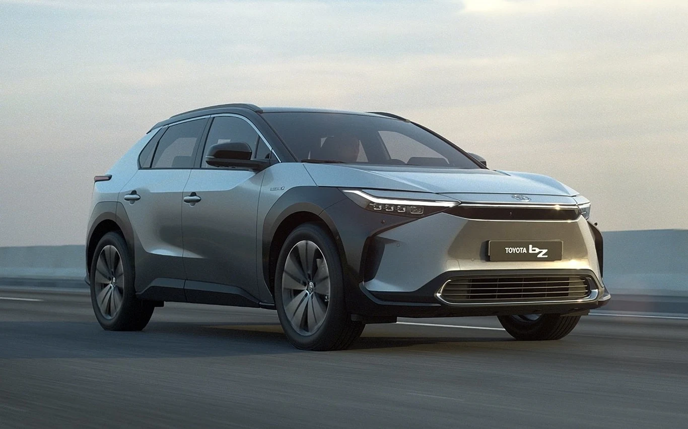 Toyota bZ4X to wyjątkowo ważny model w historii japońskiej marki. Wszak to Toyota rozpropagowała ideę elektryfikacji samochodów, za sprawą pierwszego Priusa, ale nie dołączyła do rozpoczętej kilka lat temu mody na auta elektryczne. Dopiero teraz włodarze marki uznali, że czas jest właściwy. Tym większą ciekawość wzbudza to, jaki będzie bZ4X przy bliższym poznaniu.