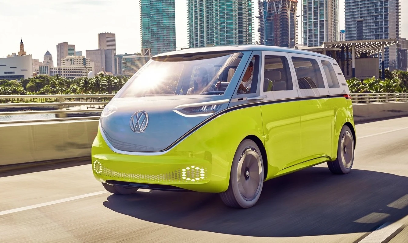 Volkswagen ID. Buzz to najnowszy członek elektrycznej rodziny ID. i pierwszy w niej minivan. Co samo w sobie jest ciekawym posunięciem, biorąc pod uwagę, że ten segment aut rodzinnych niemal całkowicie już wymarł. Volkswagen widzi w nim najwyraźniej potencjał, co widać za sprawą nowej koncepcji kolejnej generacji Multivana, a teraz zapowiadając premierę ID. Buzz.