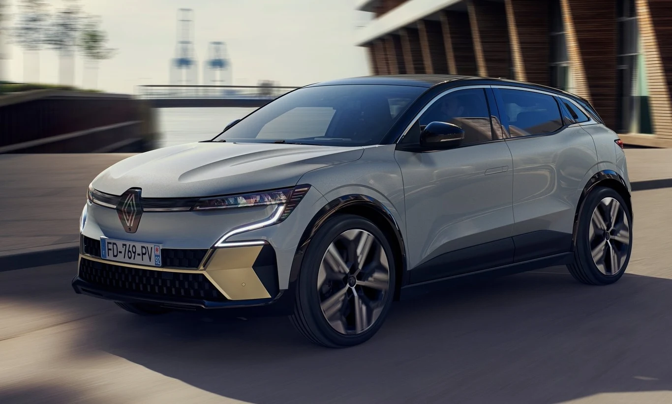 Renault Megane E-Tech ma dobrze znaną nazwę, ale na tym kończą się znajome cechy tego modelu. To co prawda nadal kompakt, ale crossover, a na dodatek elektryczny. Fakt że zwiastuje on nową erę dla francuskiego producenta, podkreśla wyjątkowo futurystyczna stylistyka i oryginalny projekt wnętrza. Zapowiada się wyjątkowo interesująca rynkowa nowość.