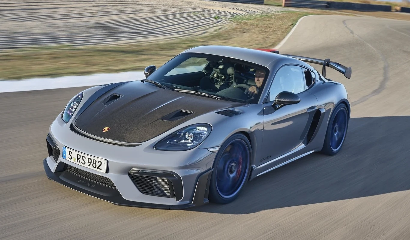 Porsche 718 Cayman GT4 RS to w teorii dobrze znane i obecne od lat na rynku auto. Także w ekstremalnej odmianie GT4, korzystającej z wolnossącego, 4-litrowego silnika. Zwróćmy jednak uwagę na literki RS, które są powodem, dla którego auto znalazło się na tej liście. W dużym skrócie Porsche postanowiło zrobić wewnętrzną konkurencję 911 GT3, przeszczepiając do Caymana wiele elementów z tego modelu oraz podbijając moc do 500 KM (zaledwie 10 KM mniej, niż w 911 GT3). Zapowiada się prawdziwy torowy potwór.