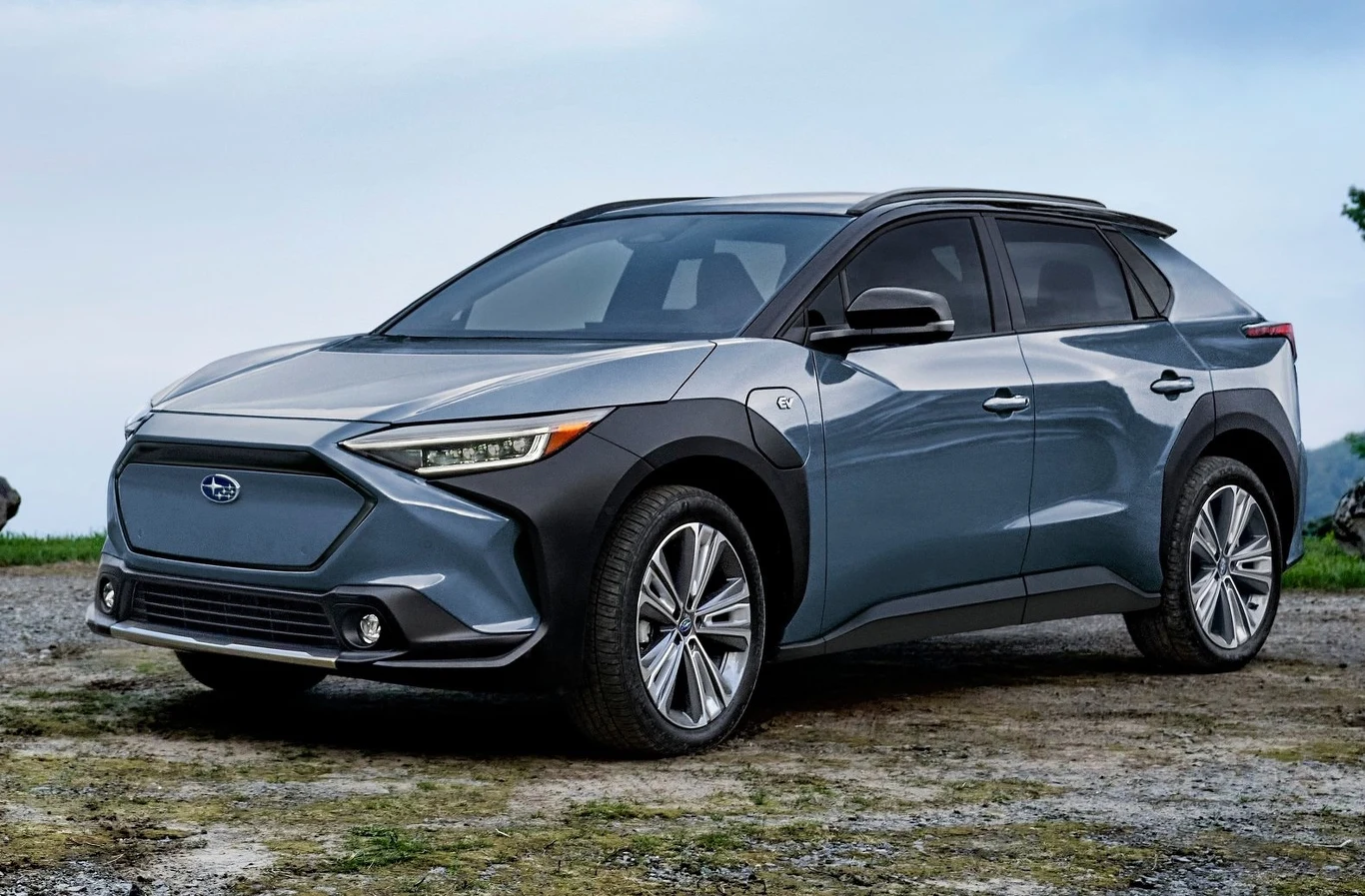 Subaru Solterra to zupełna nowość, wprowadzająca japońskiego producenta w świat elektrycznych modeli. Fani marki woleliby raczej nową generację Imprezy STI, ale takie już mamy czasy. Gwoli porządku należy dodać, że Solterra to Toyota bZ4X po nieznacznych zmianach.