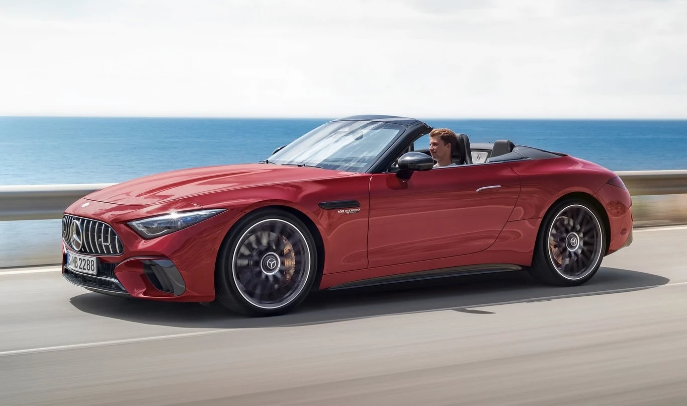 Mercedes-AMG SL przypomina, że nie samymi elektrykami człowiek i (szczęśliwie) Mercedes żyje. Nowa odsłona flagowego roadstera ponownie ma miękki dach i dodatkowe miejsca z tyłu, ale po raz pierwszy występować będzie tylko jako model z gamy AMG. Po raz pierwszy trafił do niego także napęd na wszystkie koła, a w późniejszym terminie powinniśmy zobaczyć odmianę hybrydową.