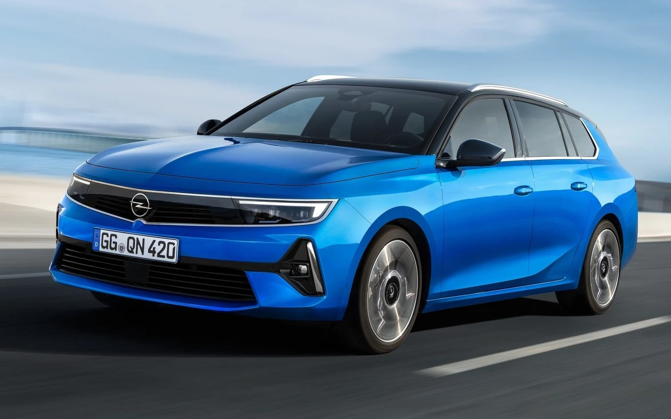 Opel Astra VI to pierwsza generacja, która nie jest produkowana w Gliwicach, a także pierwsza zaprojektowana nie przez samego Opla, ale w ramach koncernu Stellantis. Przekłada się to między innymi na wykorzystaną technologię oraz gamę silników, w której zwolennicy mocniejszych napędów, muszą decydować się na hybrydę plug-in. Auto zwraca uwagę wyrazistym wyglądem zgodnym z najnowszą linią stylistyczną marki. Astra została już zaprezentowana w wersji hatchback oraz kombi.