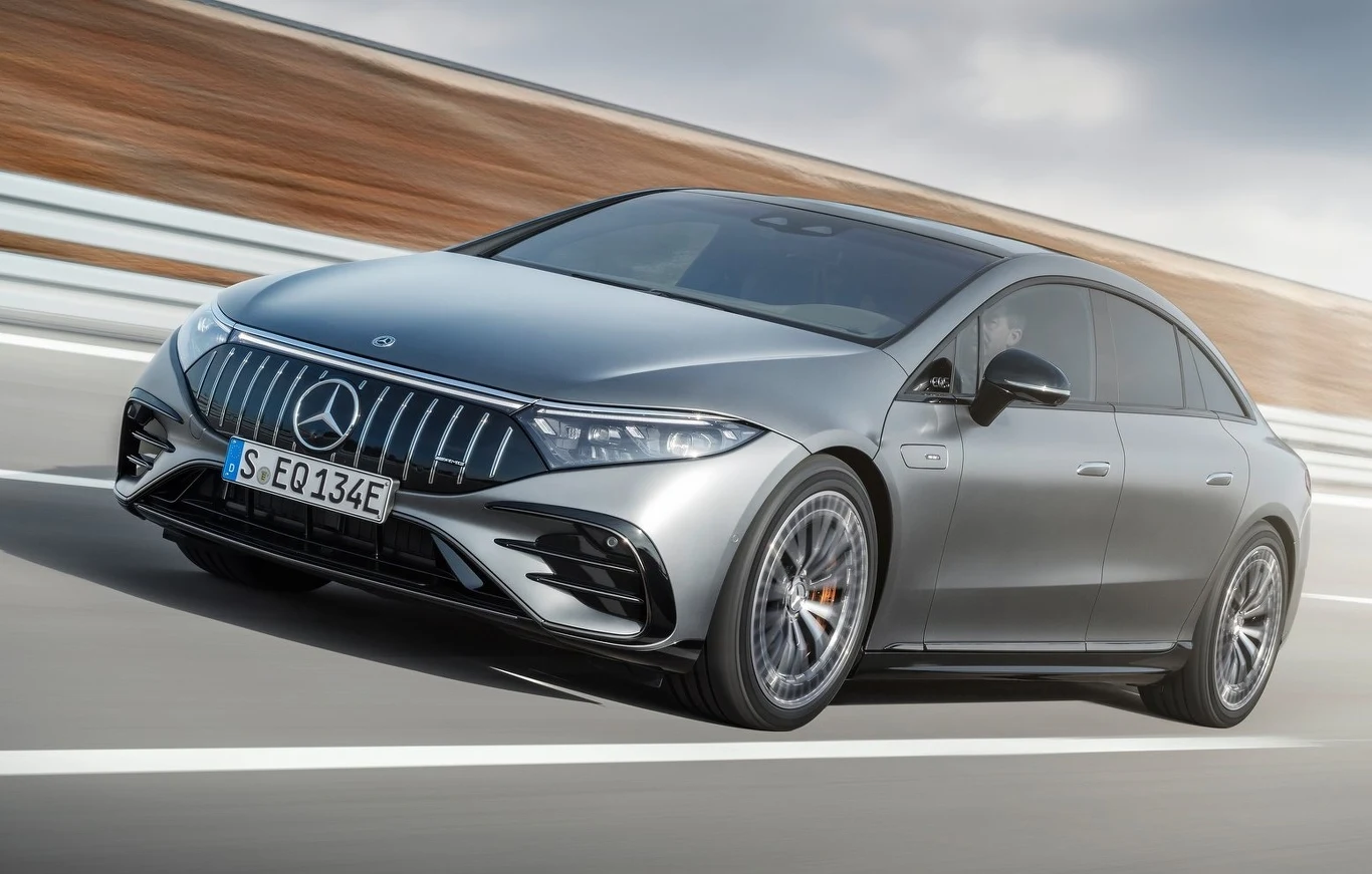 Mercedes-AMG EQS 53 4MATIC+ to tylko kolejna wersja silnikowa flagowego elektryka Mercedesa, ale nie sposób przeoczyć tego, że mowa o pierwszym aucie na prąd, w którym maczali palce inżynierowie z Affalterbach. No dobrze - lata temu był co prawda SLS AMG Electric Drive, ale tym razem mówimy o całkowicie seryjnym samochodzie, a nie limitowanym eksperymencie.