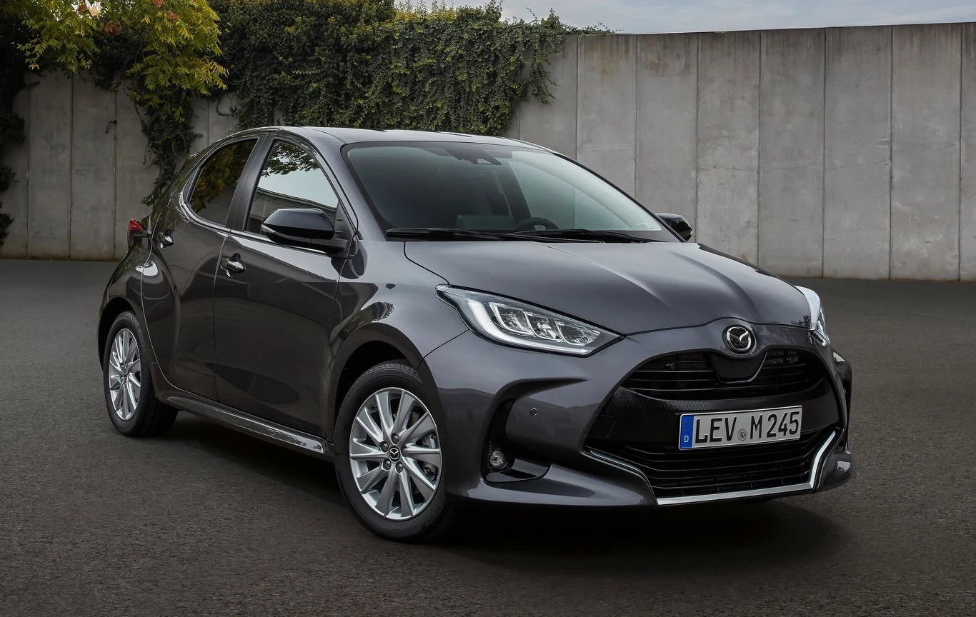 Mazda 2 w zupełnie nowej odsłonie, pod żadnym względem nie przypomina swojej poprzedniczki. Może dlatego, że jest to Toyota Yaris ze zmienionymi znaczkami. Czy to dobrze, czy to źle? Dobrze, ponieważ otrzymujemy naprawdę ciekawe miejskie auto z bardzo dopracowanym napędem hybrydowym. A źle ponieważ Mazda ma swoją niepowtarzalną filozofię projektowania samochodów, której, z wiadomych względów, tutaj nie uświadczymy.