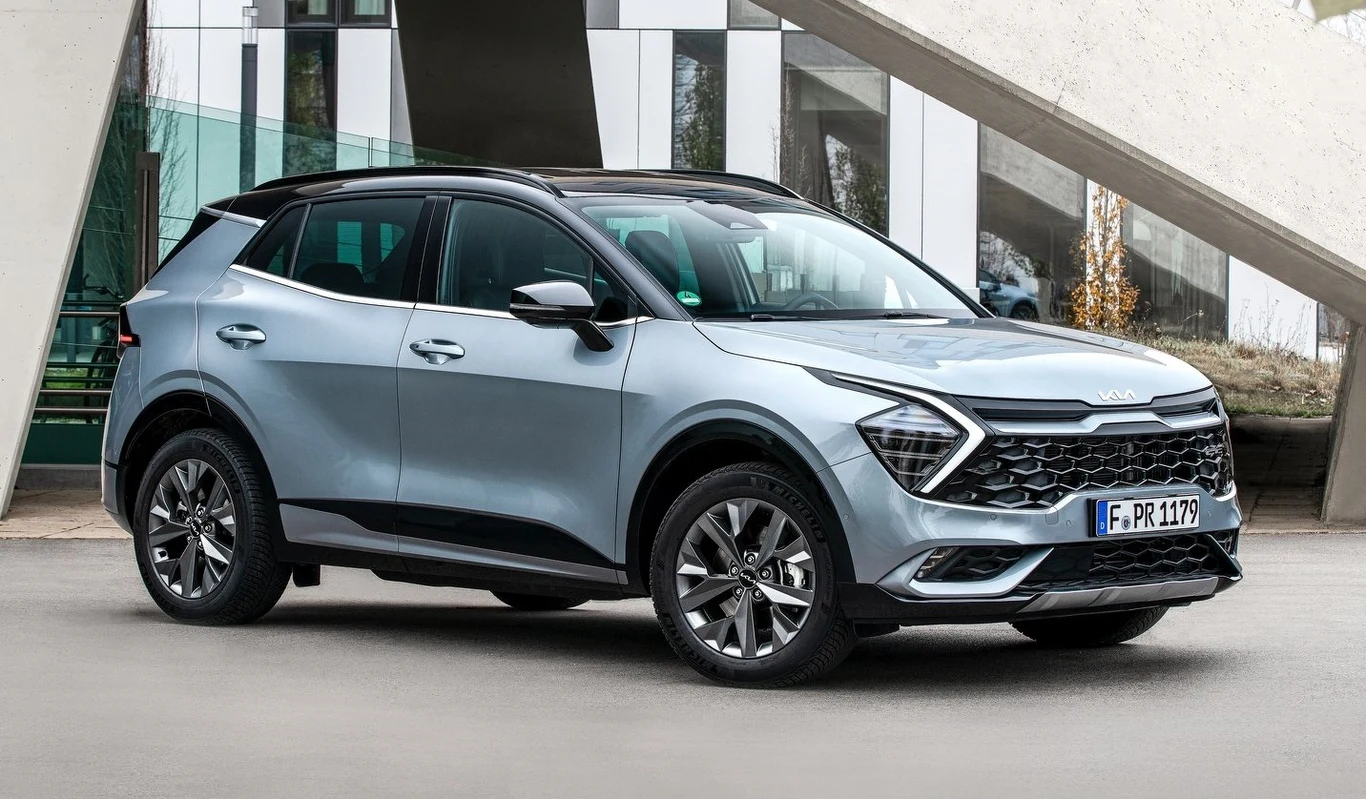 Kia Sportage to od kilku generacji już prawdziwy hit sprzedaży. Niczego innego nie należy spodziewać się po najnowszej odsłonie. Z pewnością nie pomylimy jej z poprzedniczkami – Koreańczycy dbają o to, aby każdy kolejny Sportage miał swój wyrazisty styl i nie inaczej jest tym razem.