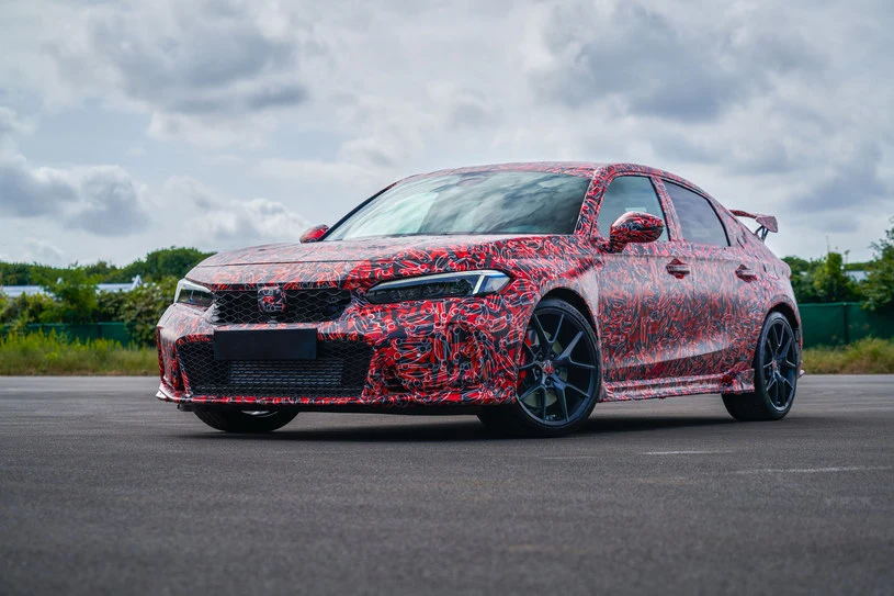 OpisHonda Civic Type R to od wielu lat jeden z najbardziej cenionych hot hatchy, a najnowsza jego generacja będzie tym bardziej wyjątkowa, że… ostatnia! Zdecydowane plany japońskiego producenta dotyczące elektryfikacji europejskiej gamy (za co możemy podziękować Unii Europejskiej) nie dają złudzeń co do późniejszego rozwoju modelu. Z tym większym zaciekawieniem czekamy na to, co Honda dla nas przygotuje.