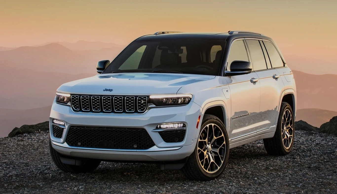 Jeep Grand Cherokee nareszcie doczekał się nowej generacji i w tym roku pojawi się ona w Europie. Jego masywne nadwozie kryje bardzo nowoczesne i wręcz luksusowe wnętrze. Model po raz pierwszy będzie też dostępny z napędem hybrydowym (plug-in). Zła wiadomość natomiast jest taka, że może okazać się ona jedyną dostępną na naszym kontynencie (podziękujmy unijnym normom).