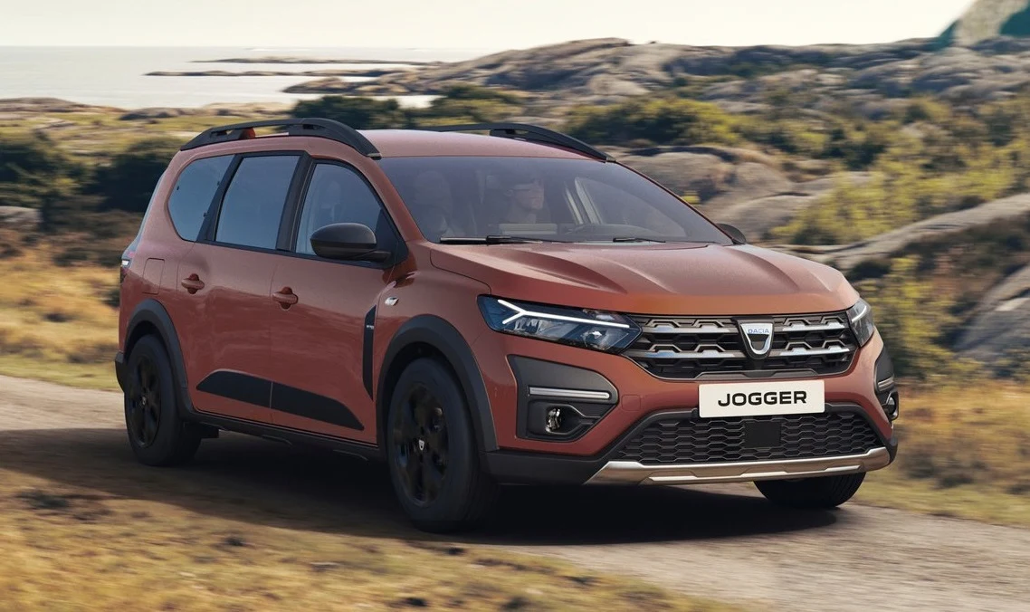 Dacia Jogger dla wielu kierowców jest najgorętszą premierą 2022 roku. I nic dziwnego – to połączenie uterenowionego kombi z minivanem kosztuje tylko 63 400 zł, w której to cenie otrzymujemy już fabryczną instalację LPG! Natomiast za dopłatą w bagażniku może pojawić się trzeci rząd siedzeń, czyniąc z Joggera najtańsze auto siedmiomiejscowe na rynku.