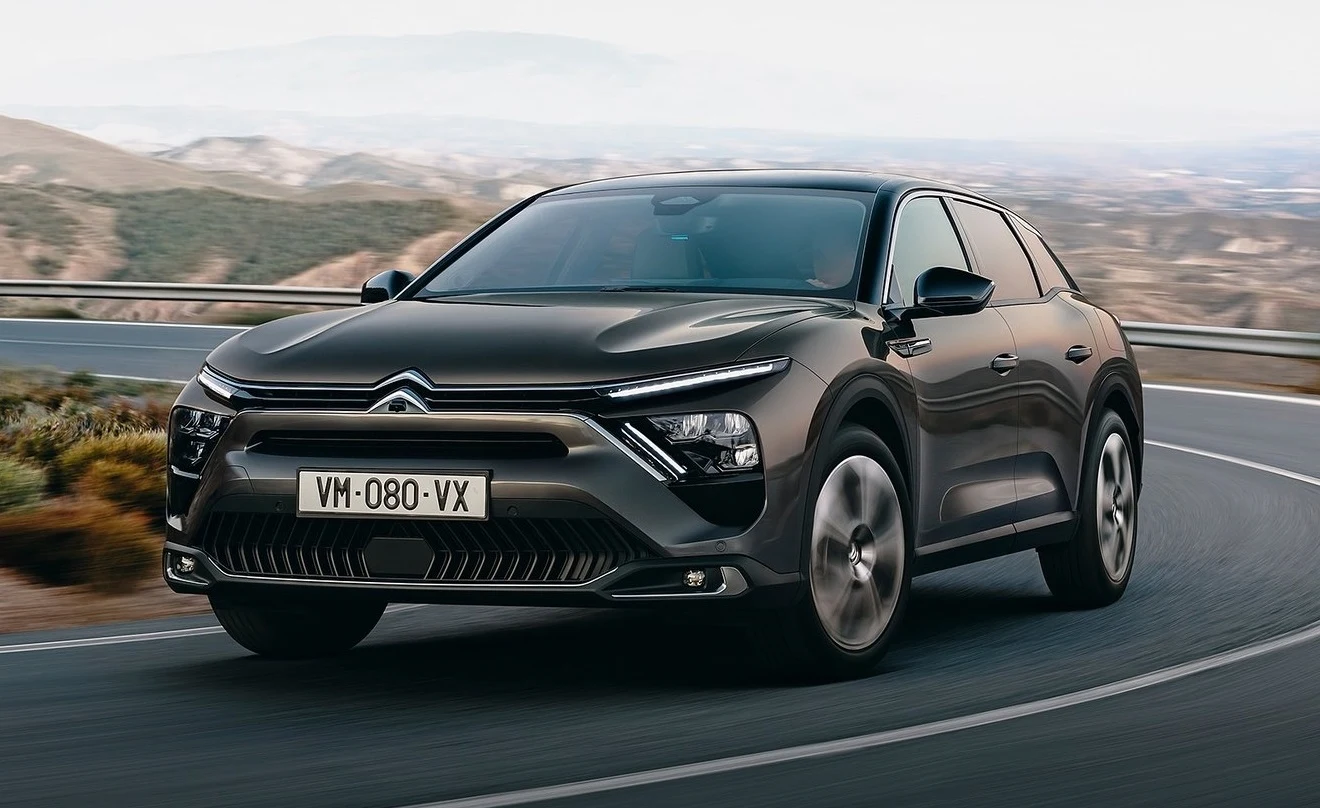 Citroen C5 X to niemałe zaskoczenie. Kiedy wszyscy sądzili, że Francuzi dali sobie spokój z modelami klasy średniej, które nie są SUVami, oni nagle wyskoczyli z tym – uterenowionym liftbackiem o nietypowej linii nadwozia. Trudno stwierdzić, co klienci powiedzą na tak oryginalny model, ale z pewnością będzie się on wyróżniał na ulicy.