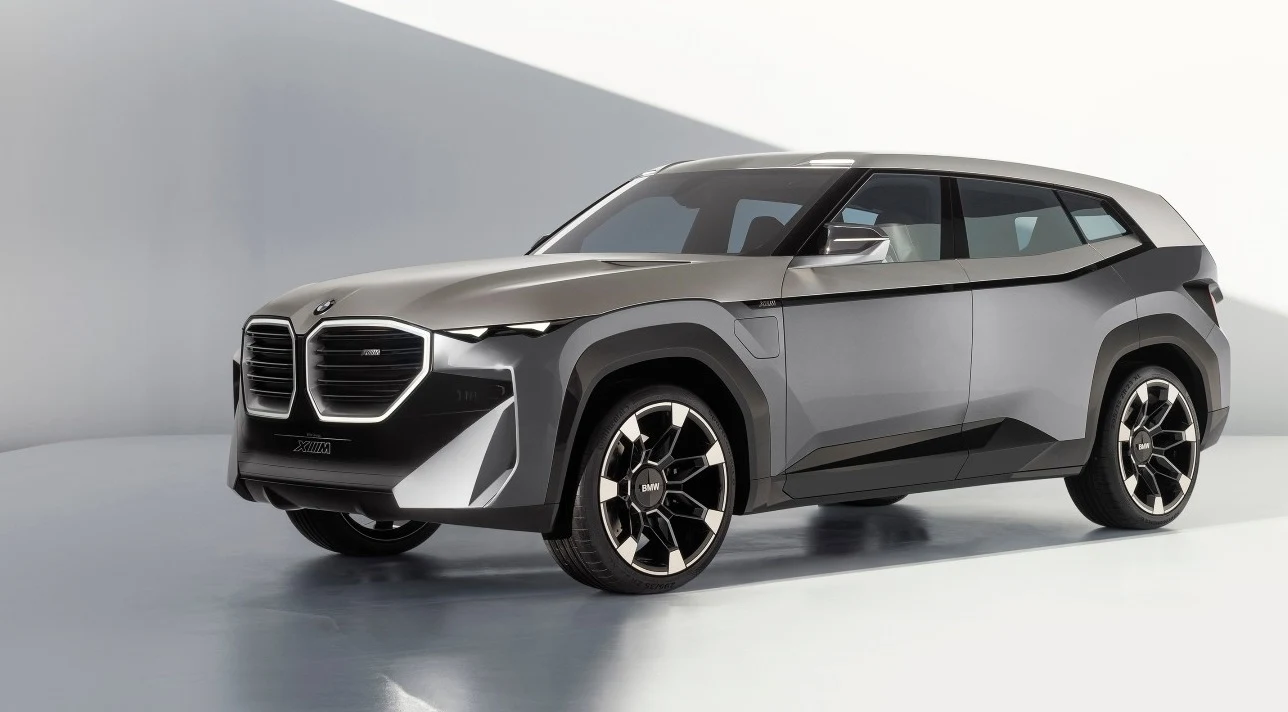BMW XM to prototyp nowego, flagowego SUVa marki, który prawdopodobnie otrzyma nazwę X8. On także zadebiutuje w 2022 roku i poza kontrowersyjnym nadwoziem i luksusowo wykończonym wnętrzem, ma zaoferować wyjątkowo mocny napęd hybrydowy, wykorzystujący podwójnie doładowany silnik V8.