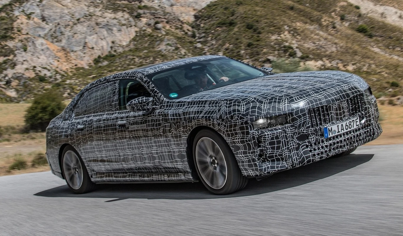 BMW serii 7 nowej generacji powinna być kolejnym ważnym krokiem naprzód dla bawarskiego producenta. Wiele wskazuje na to, że BMW zdecyduje się także na rewolucję stylistyczną i z przodu zobaczymy dość kontrowersyjny zabieg, popularyzowany w ostatnich latach przez Citroena oraz Hyundaia, polegający na podwójnym układzie świateł – smukłych i wyrazistych do jazdy dziennej u góry oraz nijakich i pozbawionych wyrazu głównych poniżej. Oficjalne zdjęcia zamaskowanych egzemplarzy wydają się to potwierdzać. Kolejną rewolucją będzie bazujący na nowej serii 7 elektryczny model i7.