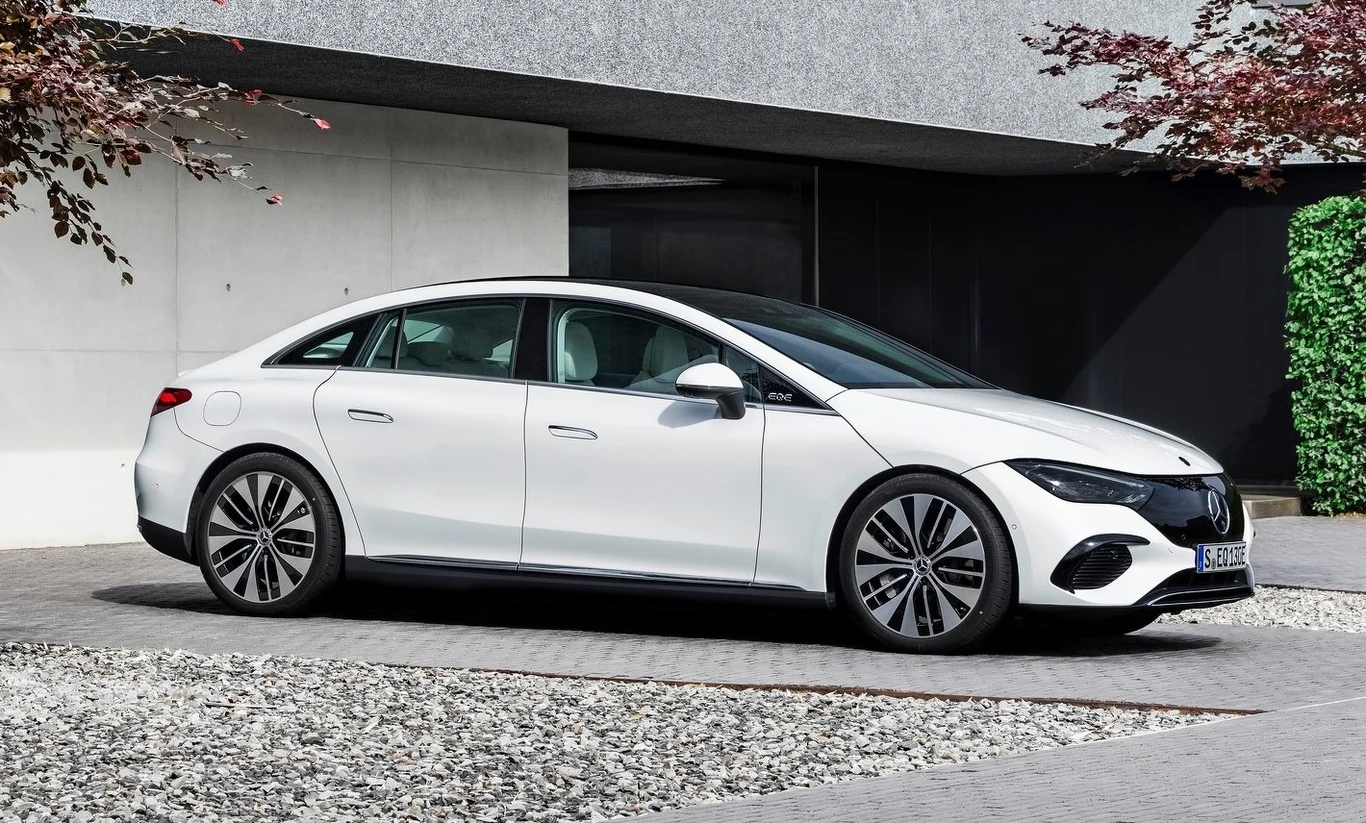 Mercedes EQE wygląda niemal identycznie jak EQS, lecz plasowany jest w gamie poniżej niego. Myślcie o nim jak o klasie E, tylko na prąd. Oraz kolejnym dowodzie na to, jak szybko rozwija się gama elektrycznych Mercedesów.