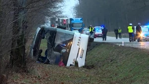 Lublin. Wypadek autokaru. Pojazd wpadł do rowu