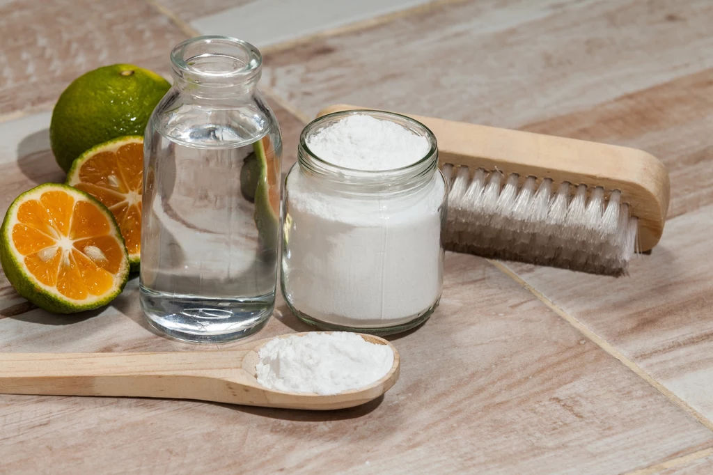Sok z cytryny i soda oczyszczona pomaga w codziennym sprzątaniu