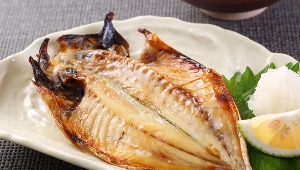 Ryby to ważny element diety po 60. roku życia. Dostarczają białka, kwasów omega-3 oraz witamin, które wspierają zdrowie serca, kości i mięśni