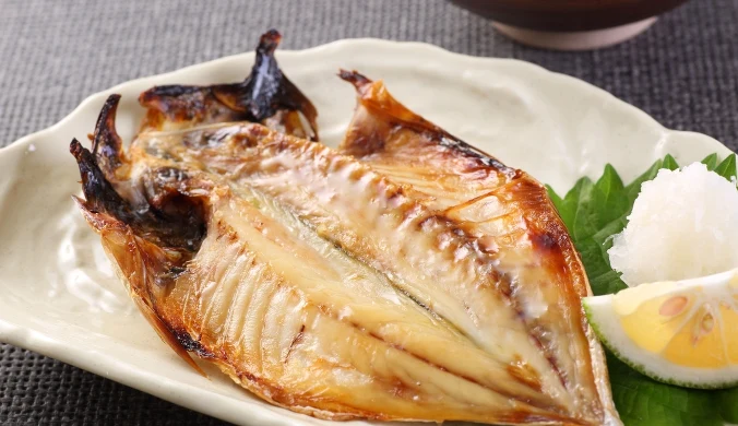 Ryby to ważny element diety po 60. roku życia. Dostarczają białka, kwasów omega-3 oraz witamin, które wspierają zdrowie serca, kości i mięśni