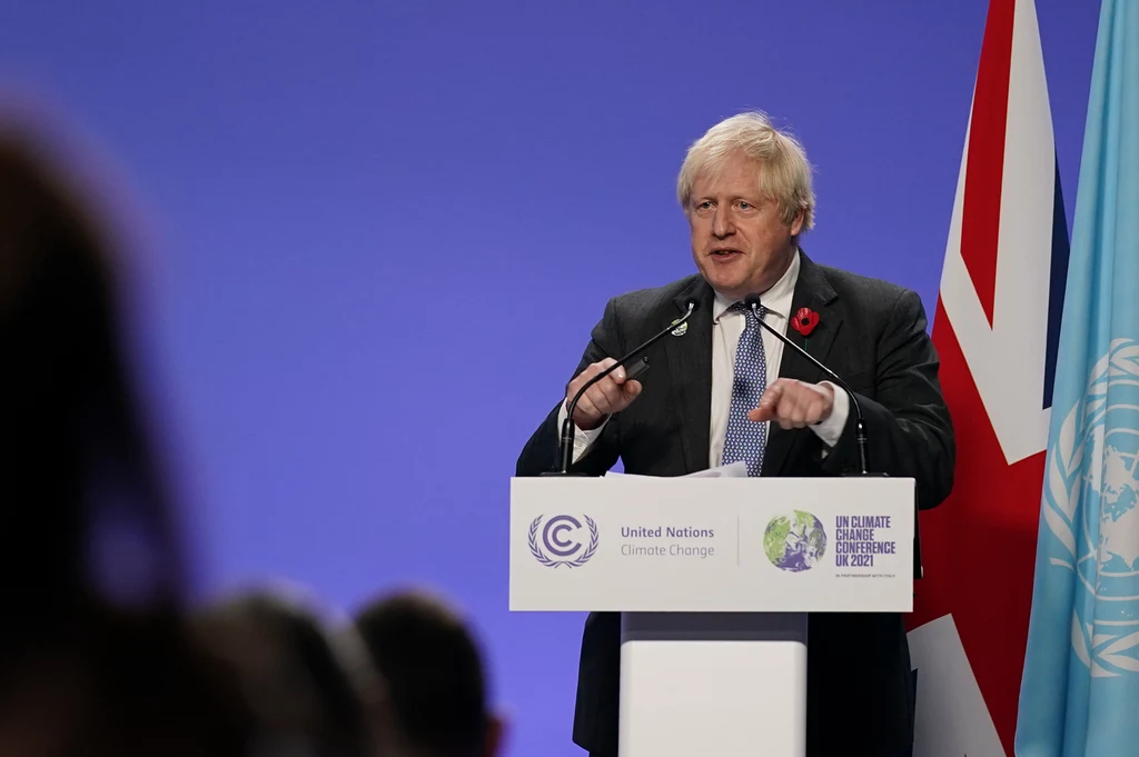 Boris Johnson podczas szczytu klimatycznego COP26. Wielka Brytania na COP26 podkreślała, że jako pierwsza z krajów wysoko rozwiniętych zadeklarowała osiągnięcie do 2050 r. zerowej emisji netto, i zachęcała, by inni poszli jej śladem. Tymczasem według ekspertów wcale się nie zbliża do tego celu.