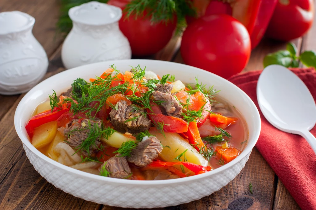 Rosół to klasyczna zupa, która od lat gości na polskich stołach