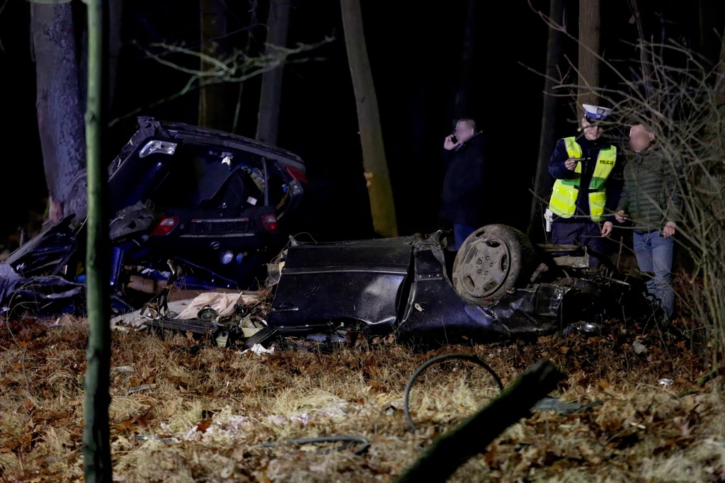 Śmiertelny wypadek w w Jawiszowicach - Mercedes rozpadł się na dwie części