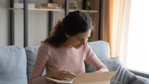 Bezpłatny zwrot produktów za pomocą kuriera jest czynnikiem zachęcającym do kupowania w danym sklepie online