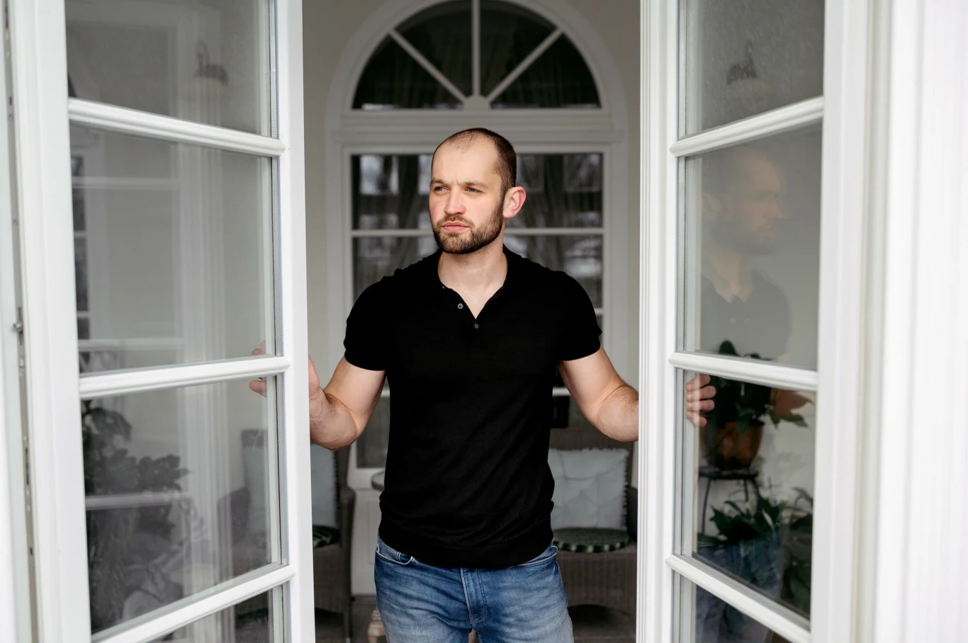 Jak mieszka Stanisław z programu "Rolnik szuka żony 8"? W wyemitowanych przez TVP odcinkach wrażenie robił biały dworek, jednak dom należy do jego rodziców Jak mieszka Stanisław z programu "Rolnik szuka żony 8"? W wyemitowanych przez TVP odcinkach wrażenie robił biały dworek, jednak dom należy do jego rodziców