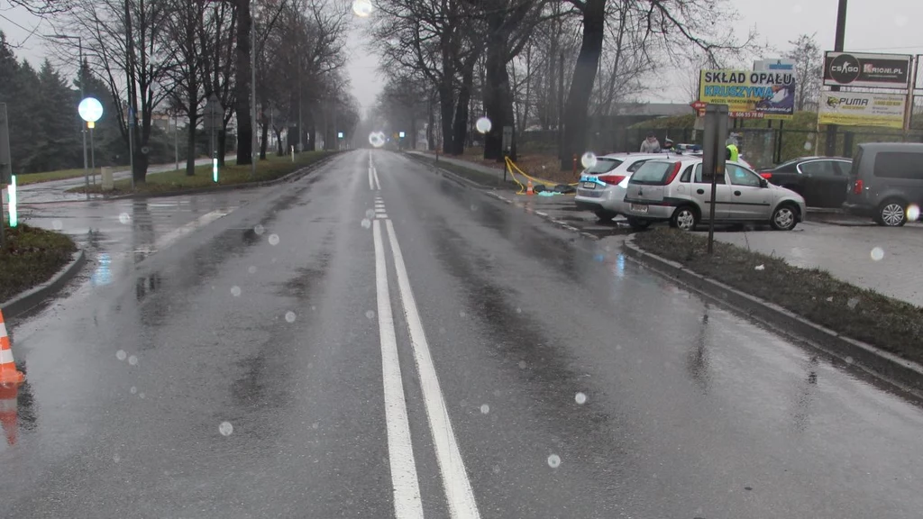 Śmiertelne potrącenie w Brzeszczach. Pod kołami Citroena zginał 55-letni pieszy.