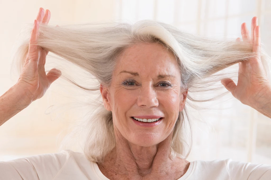 Kobiety 50+ chętnie wybierają długie fryzury w naturalnym kolorze