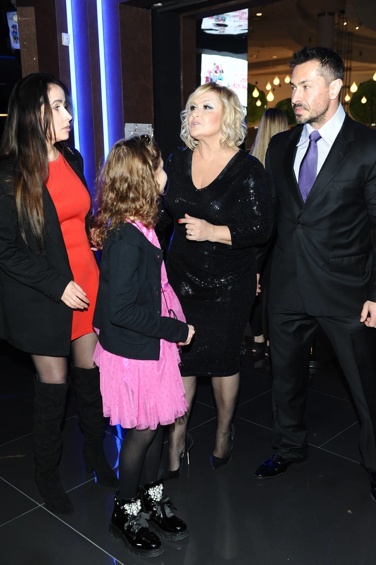 Katarzyna Skrzynecka z mężem i córkami na premierze 4. części "Kogla Mogla" Katarzyna Skrzynecka z mężem i córkami na premierze 4. części "Kogla Mogla"