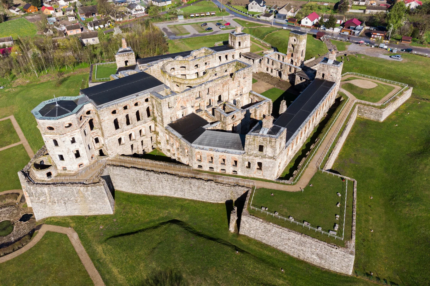 Zamek Krzyżtopór widziany z lotu ptaka Zamek Krzyżtopór widziany z lotu ptaka