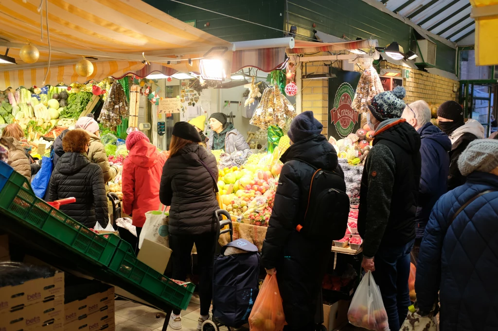 Owoce i warzywa zamiast w markecie, warto kupować na lokalnych targach i bazarkach