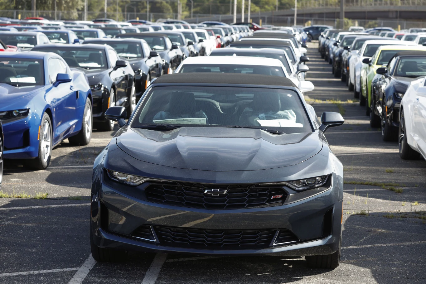 Przyfabryczne place na całym świecie pełne są wyprodukowanych nie kompletnych samochodów Przyfabryczne place na całym świecie pełne są wyprodukowanych nie kompletnych samochodów