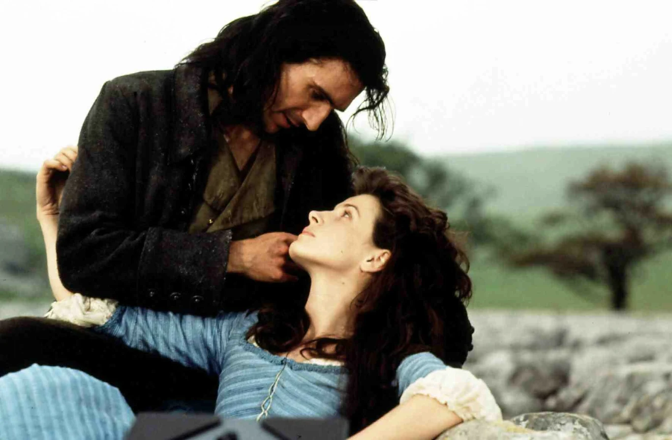 Ralph Fiennes i Juliette Binoche "Wichrowe Wzgórza" (1992)