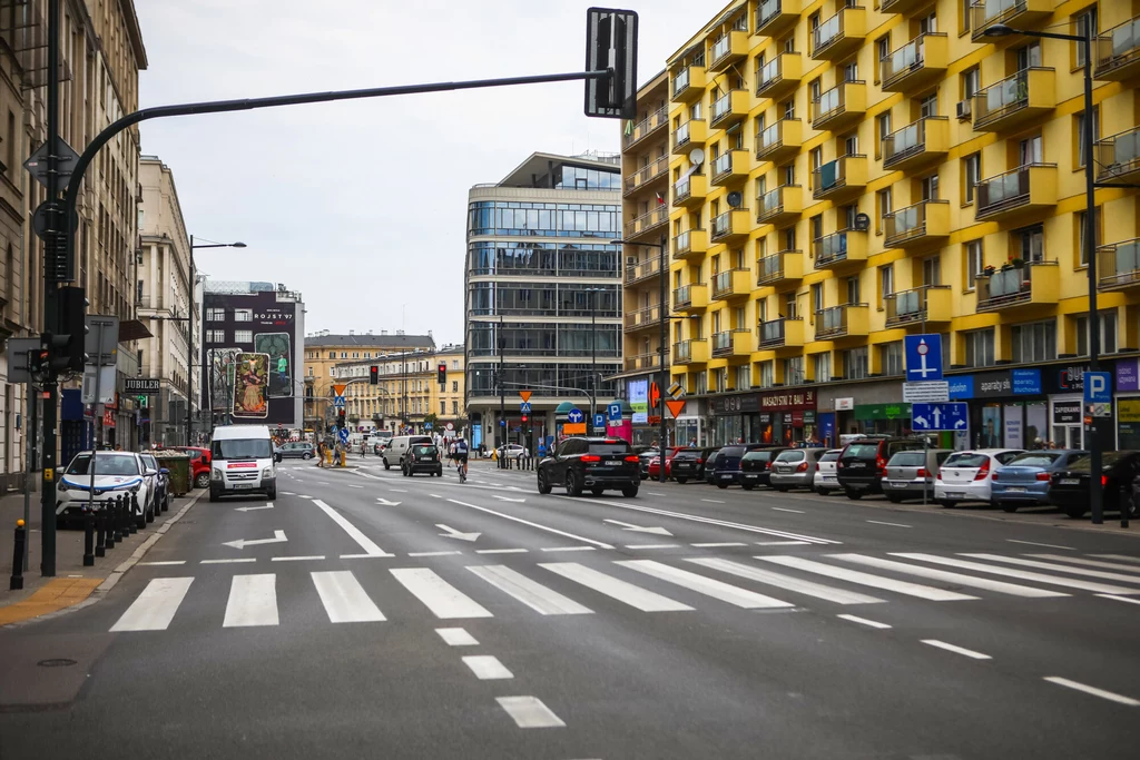 Nowy pomysł na paraliżowanie ruchu to wyznaczanie masy nowych przejść dla pieszych