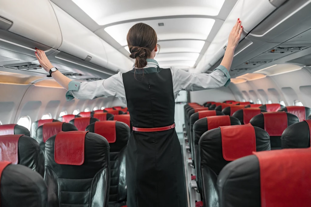 Od pracy, zaangażowania i profesjonalizmu osób pracujących na pokładzie samolotu zależy bezpieczeństwo podróżujących 