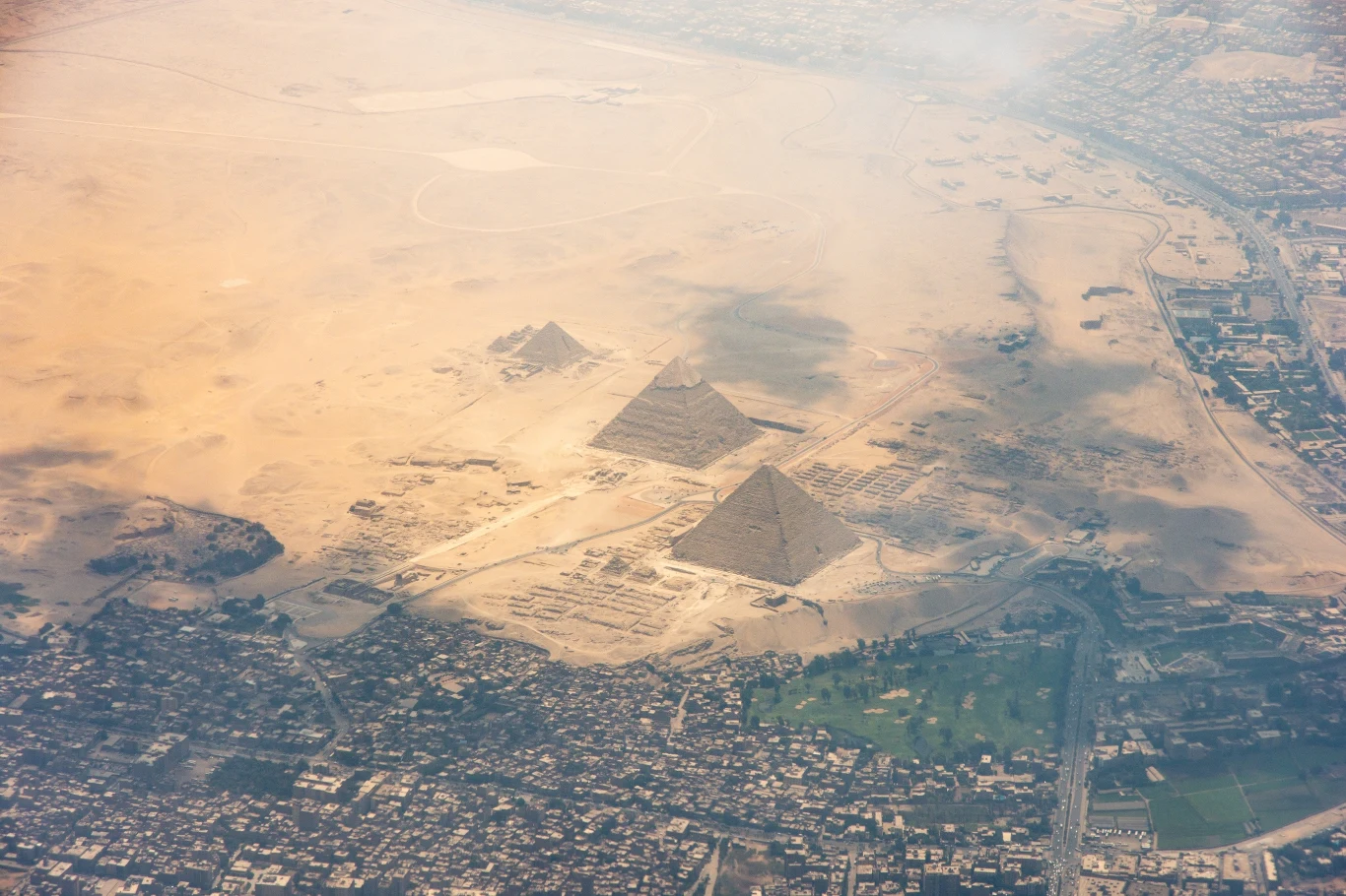 W bliskim sąsiedztwie piramid znajduje się egipskie miasto Giza W bliskim sąsiedztwie piramid znajduje się egipskie miasto Giza