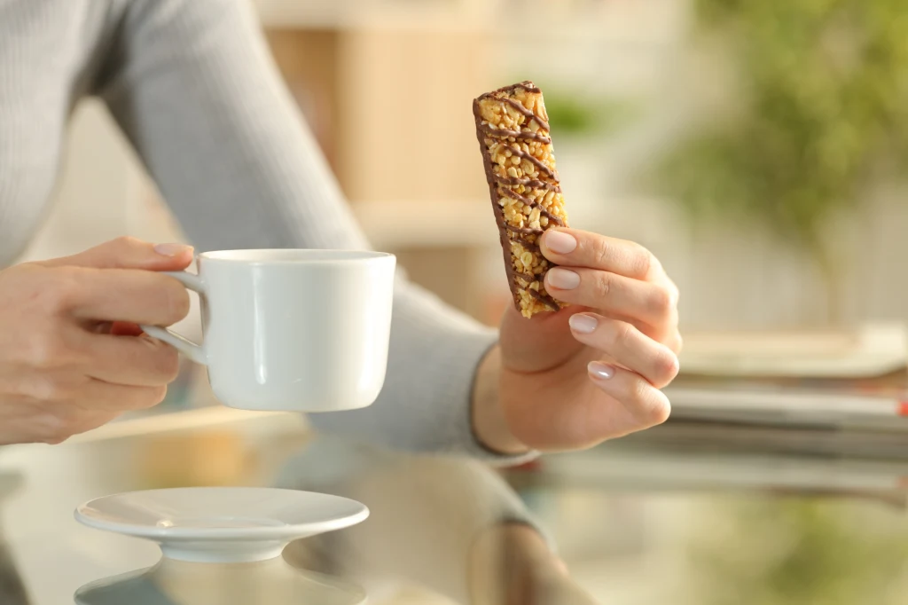 Kupując batony reklamowane jako zdrowsze opcje, warto zwrócić uwagę na skład