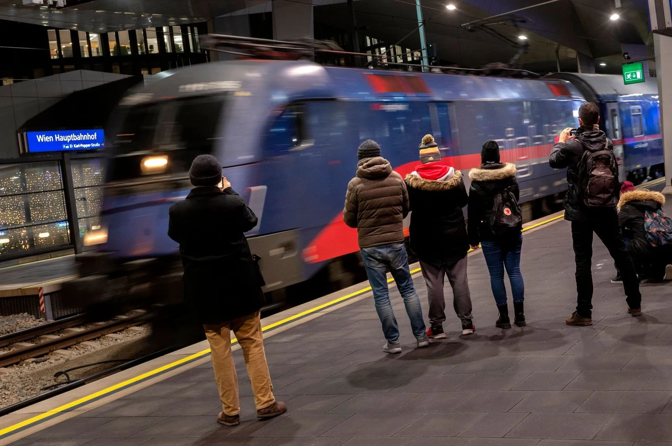 Odjazd z dworca głównego we Wiedniu pierwszego nocnego pociągu NightJet Train kursującego na linii Wiedeń-Paryż.