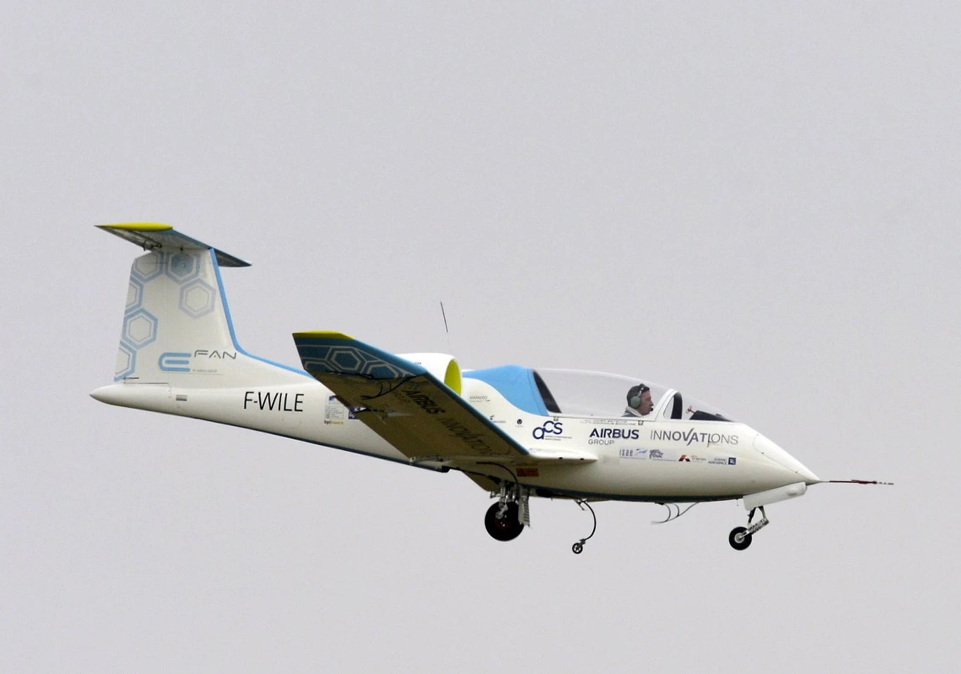 Prototyp małego elektrycznego samolotu Airbusa pokazany podczas International Paris Airshow w 2015 r.