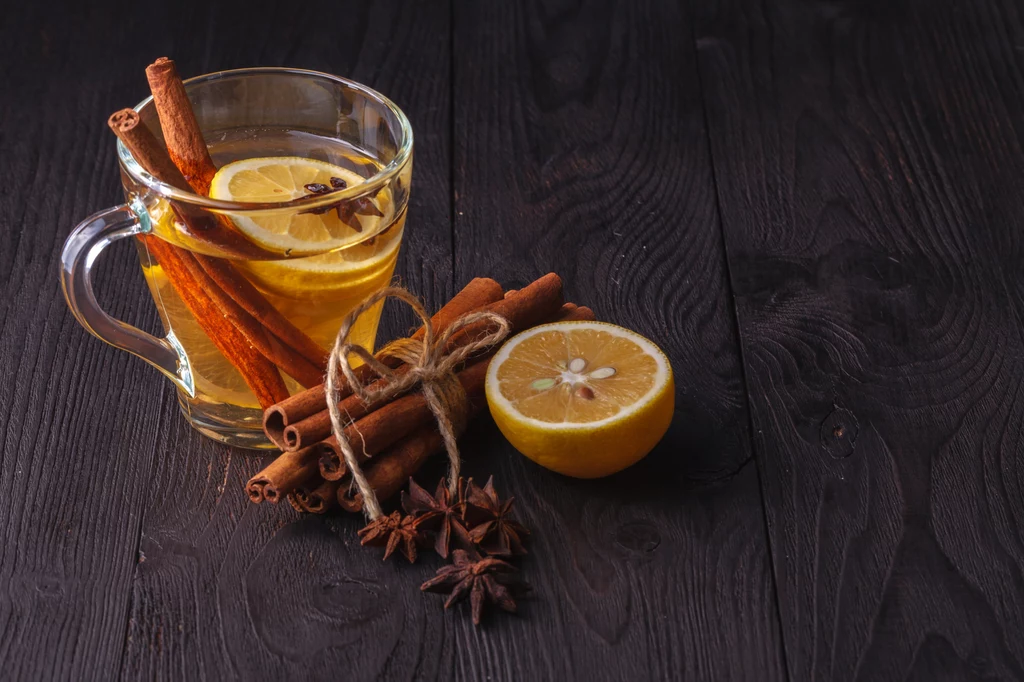 Herbata z imbirem ma właściwości rozgrzewające i jest doskonała na zimowe wieczory